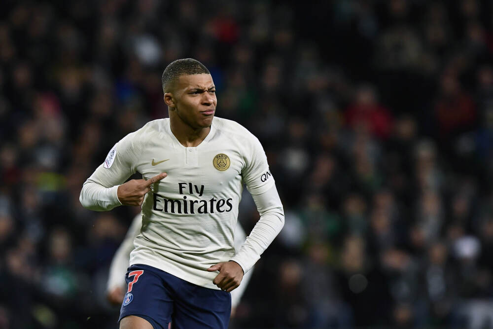 中原集团创始人施永青：今年香港楼市将“峰回路转”，预计内地楼市仍以“休养生息”为主